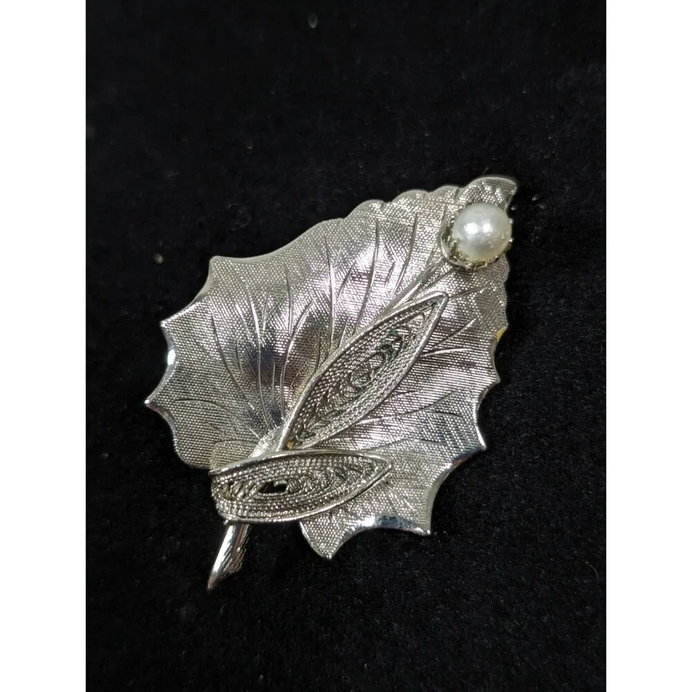 Vintage Silver Tone Filigree‎ Leaf Faux Pearl Pin Brooch